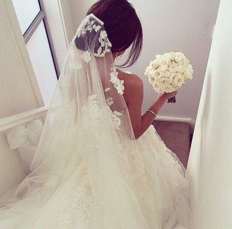 Девушка в свадебном платье со спины