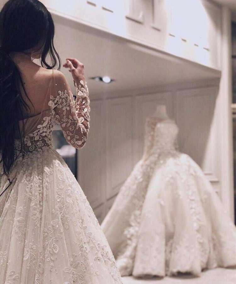 Брюнетка в свадебном платье