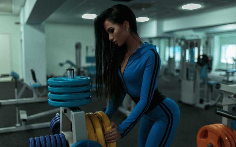 Спортивные девушки в спортзале