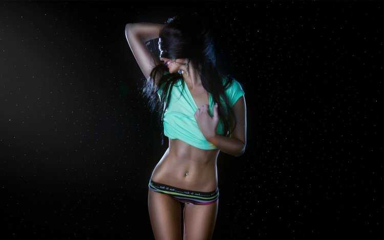 Красивые девушки в бикини на темном фоне