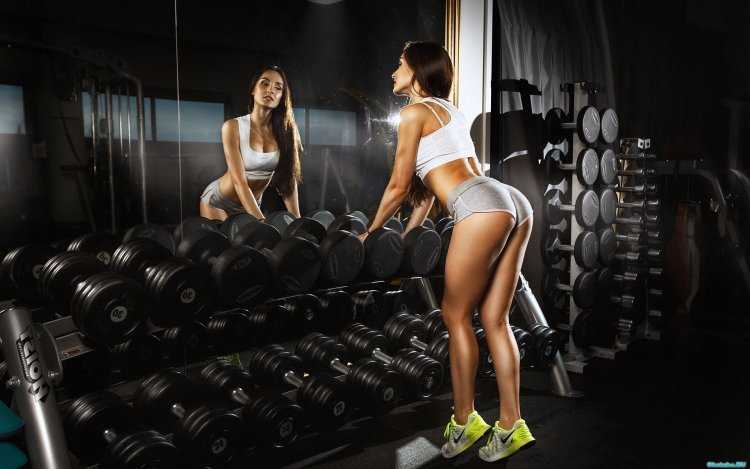 Красивые девушки в фитнес зале