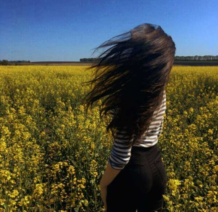 Брюнетка со спины с желтыми цветами