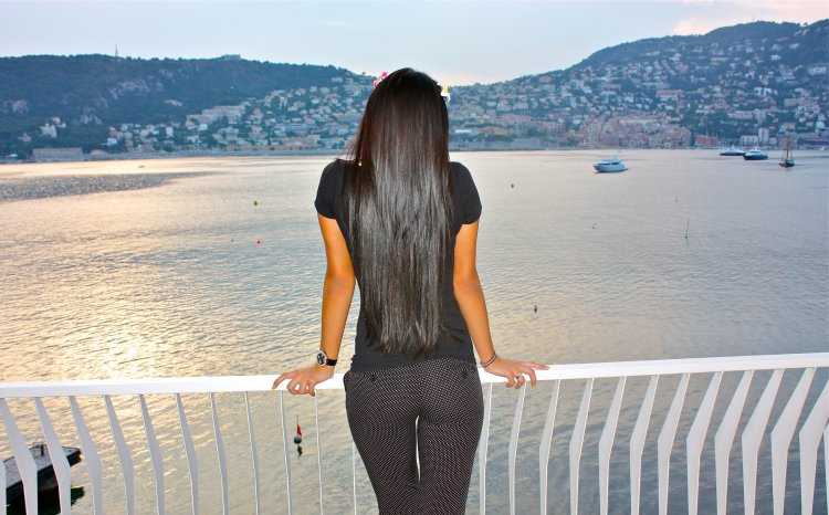 Брюнетка с длинными волосами летом