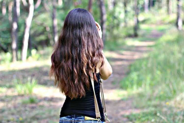 Красивая брюнетка со спины