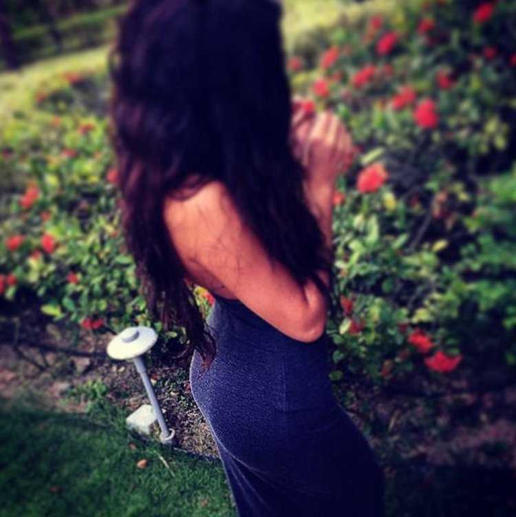 Аватарка для девушки брюнетки со спины