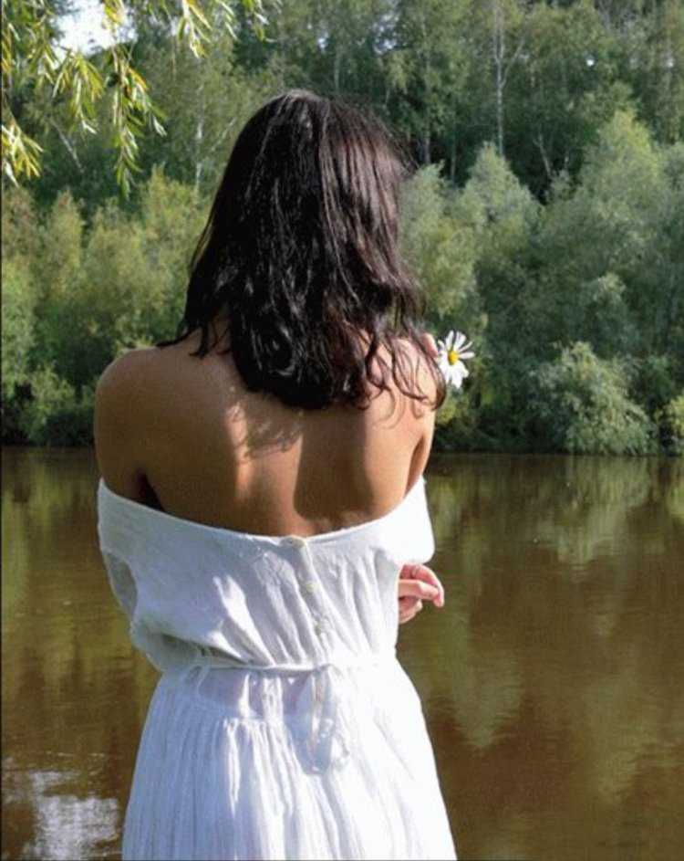 Женщина брюнетка со спины