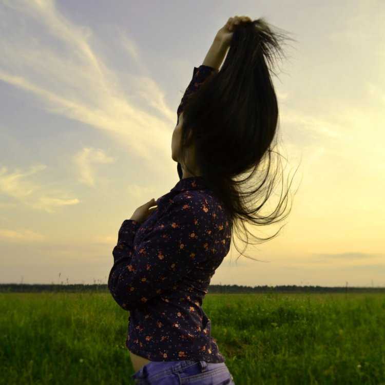 Брюнетка сзади летом45