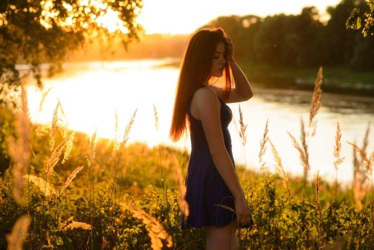 Девушка боком