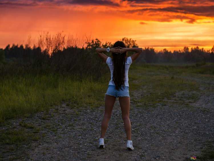 Брюнетка сзади летом18