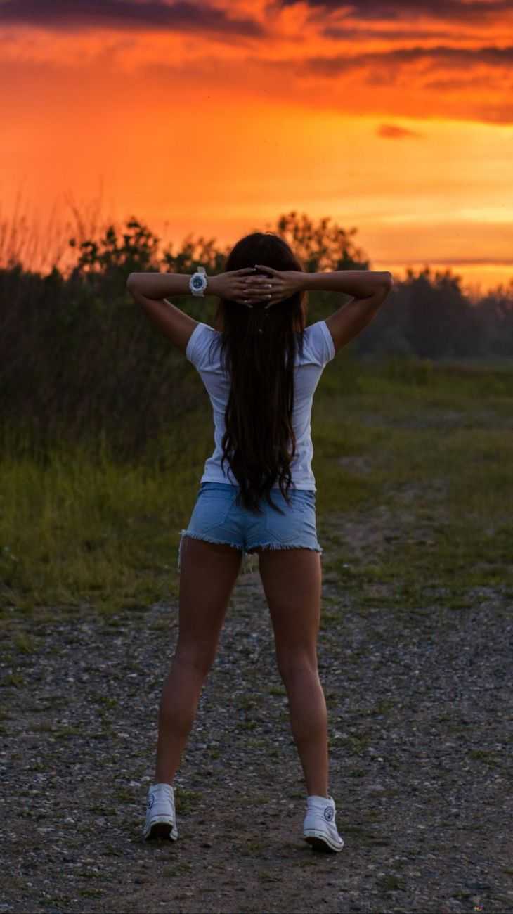 Брюнетка сзади летом47