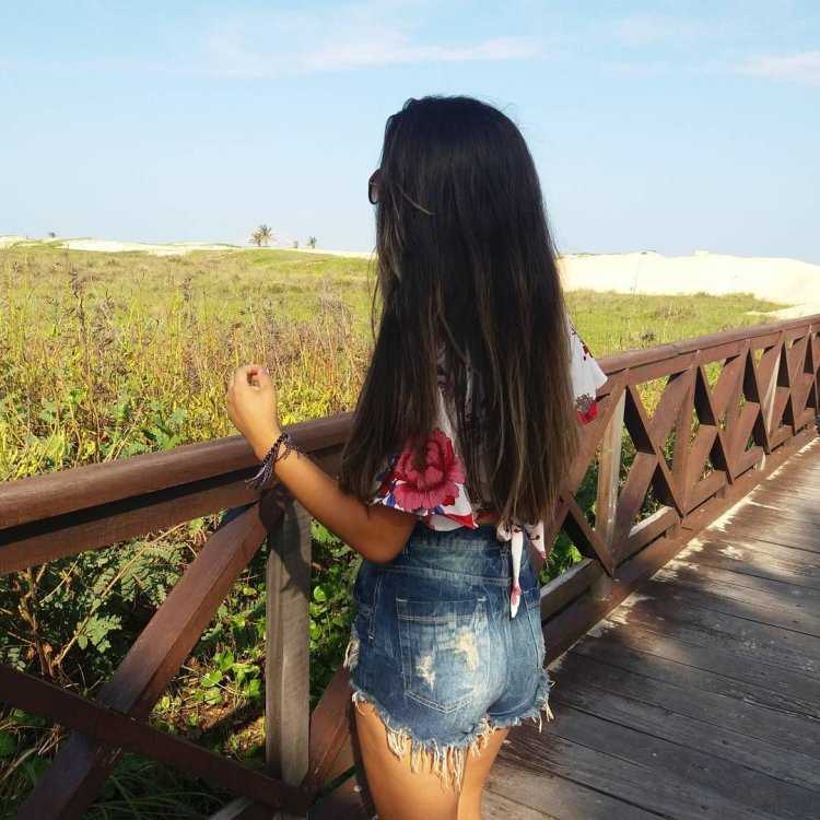 Брюнетка с длинными волосами летом