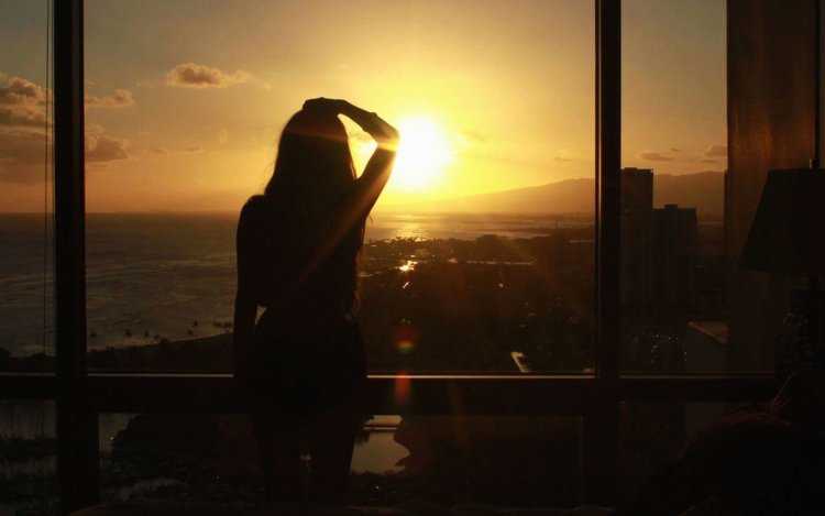 Девушка на рассвете город