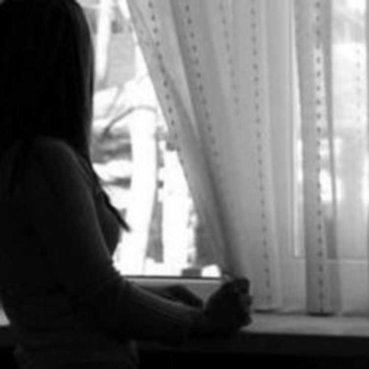 Девушка на окне без лица