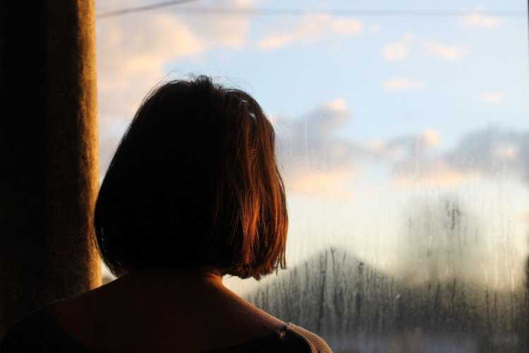 Брюнетка с каре со спины