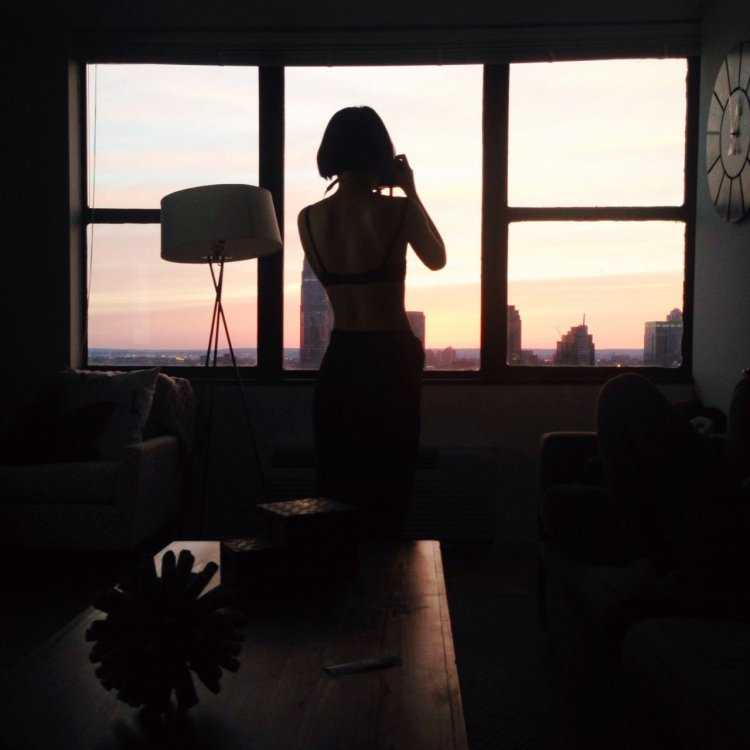 Девушка с каре со спины у окна