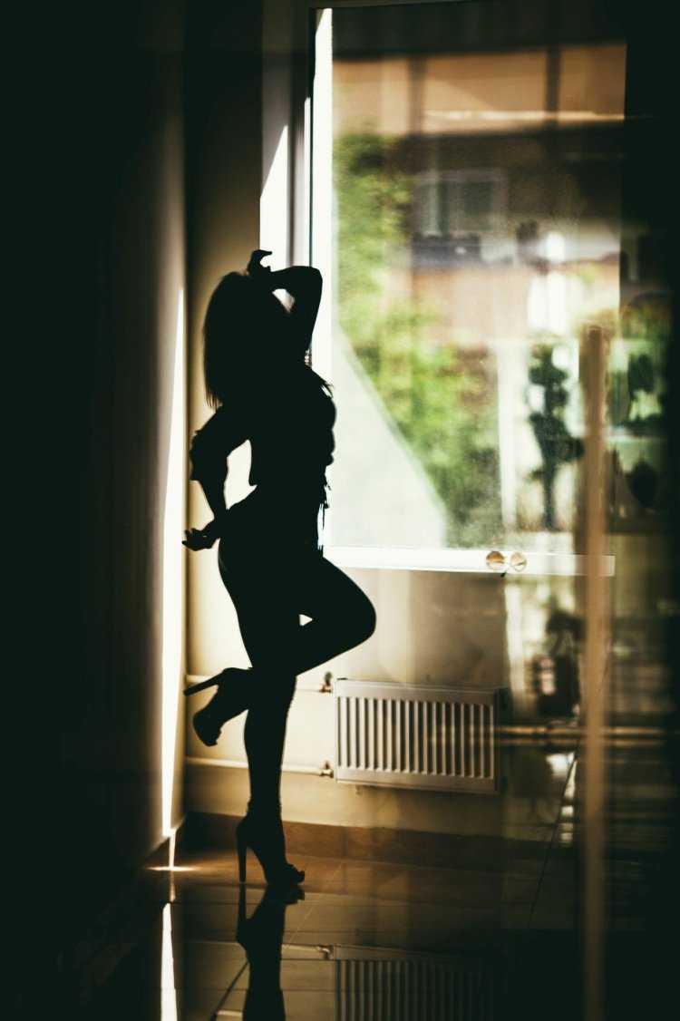 Силуэт девушки у окна