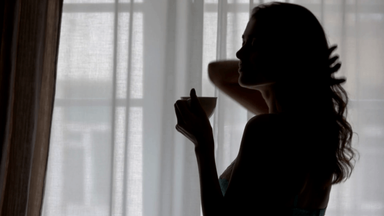 Девушка у окна