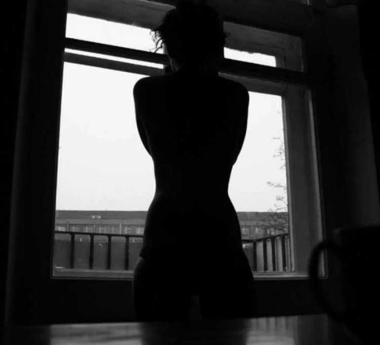 Девушка с каре у окна