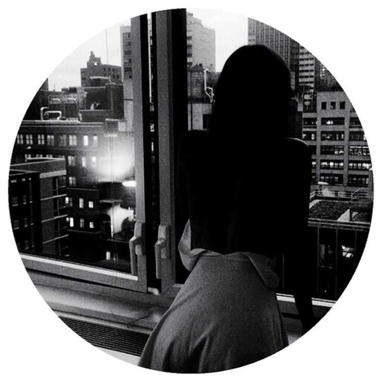 Брюнетка спиной ночной город