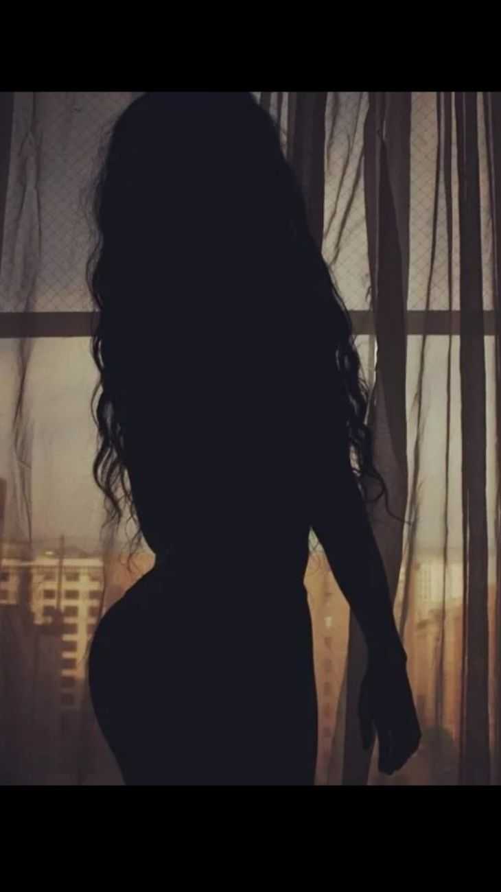 Брюнетки в платье со спины черно белые