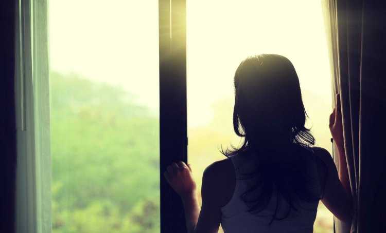 Девочка возле окна