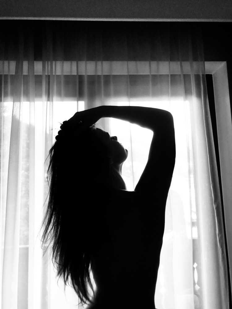 Брюнетка у окна сзади6