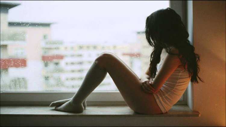 Брюнетка на подоконнике