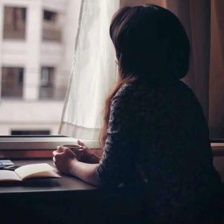 Брюнетка у окна сзади58