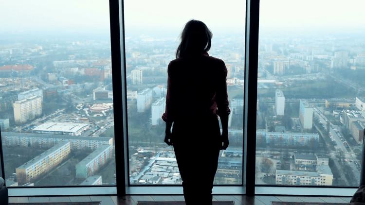 Девушка вид из окна