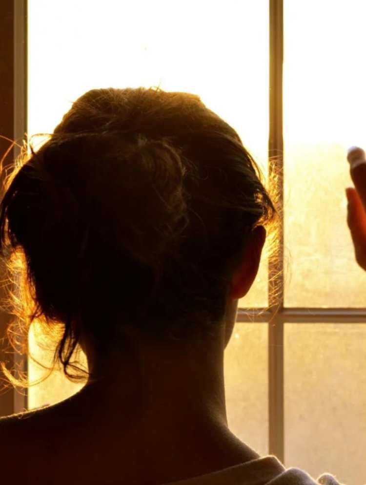 Девушка в профиль со спины