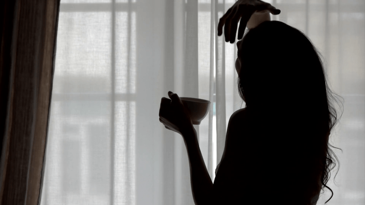 Силуэт девушки утром у окна