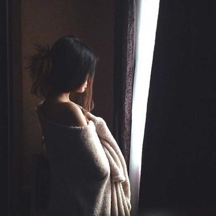 Девушка на окне без лица