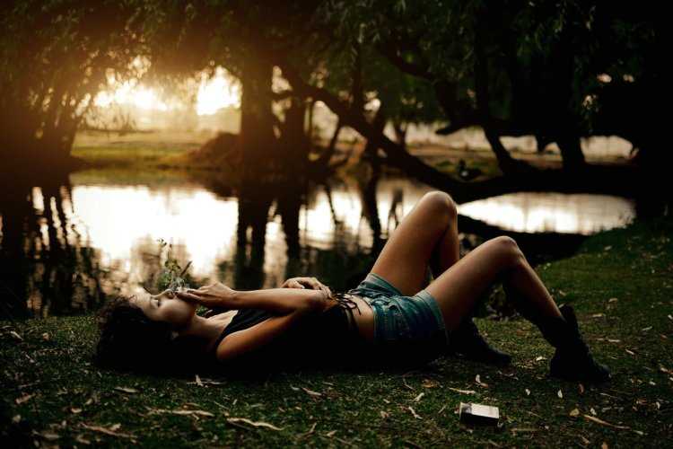 Девушка у реки