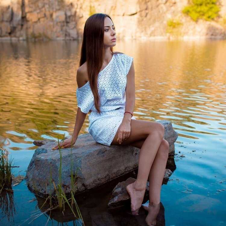 Девушка у реки