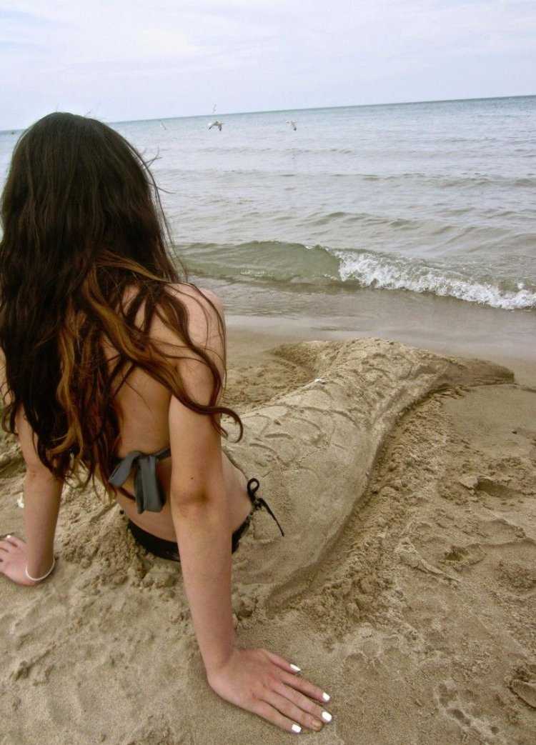 Шатенка на море