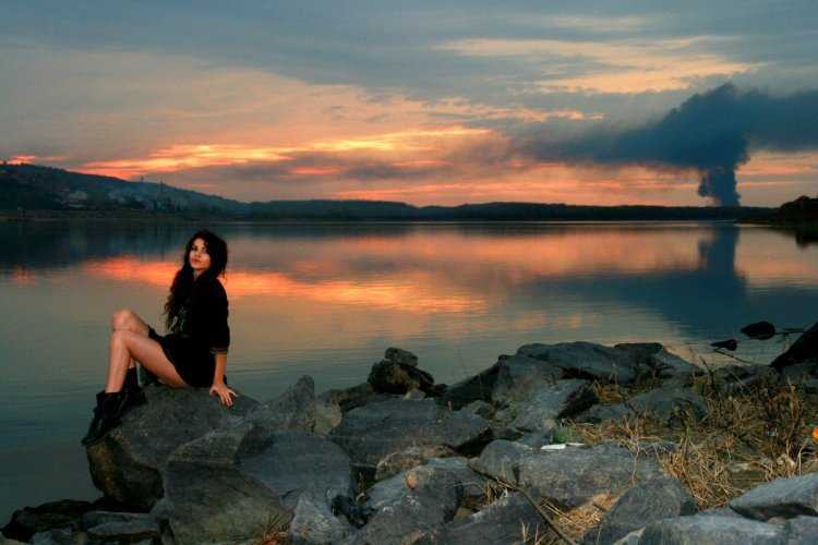 Девушка на берегу озера