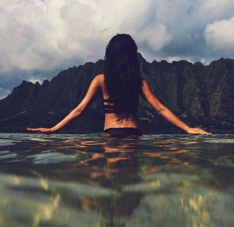 Брюнетка на море