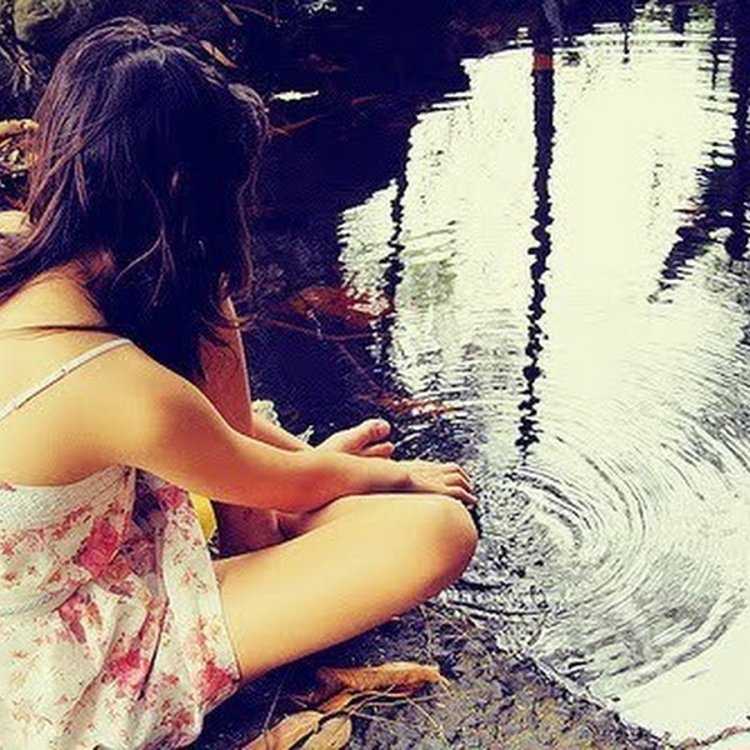 Брюнетка у реки