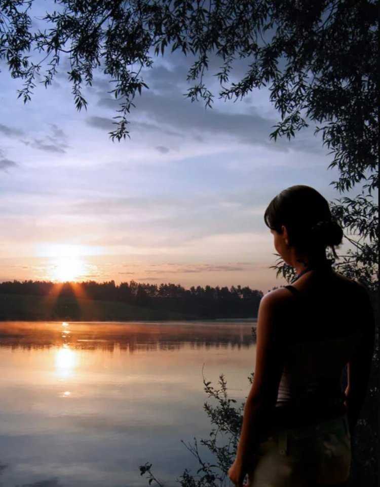 Девушка на озере со спины