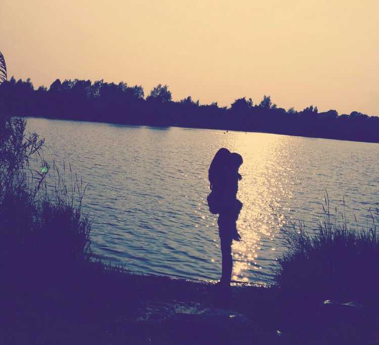 Девушка на речке со спины