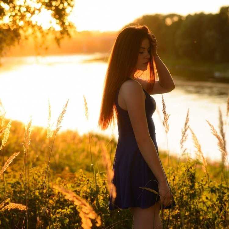 Брюнетка у реки спиной65