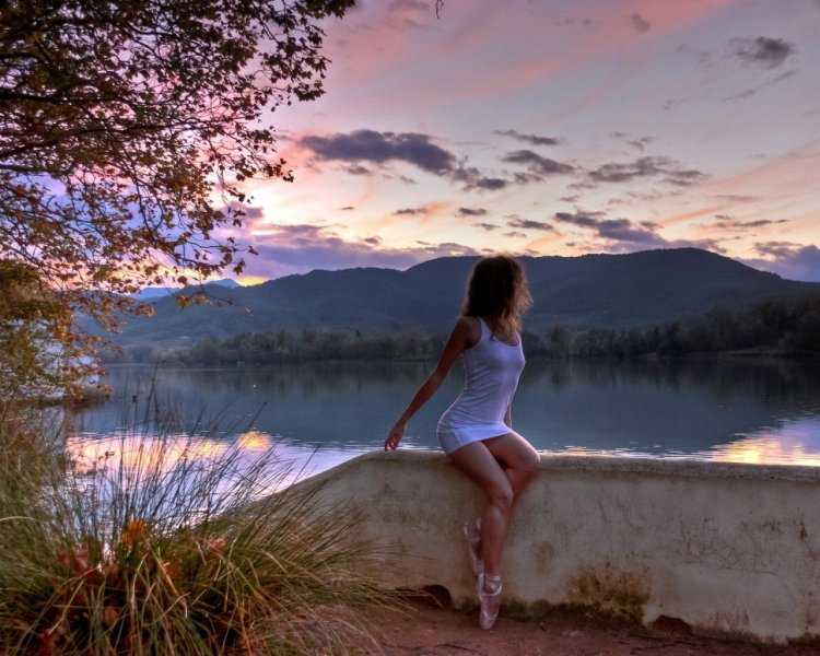 Фото девушки со спины без лифчика в озере