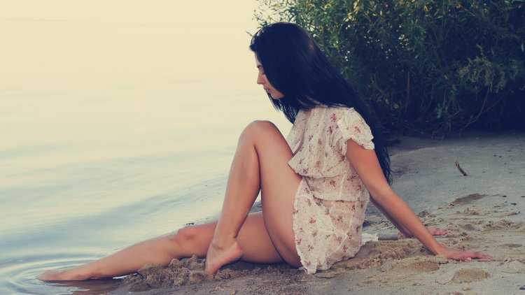 Брюнетка на озере