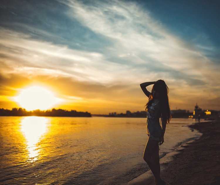 Брюнетка на закате