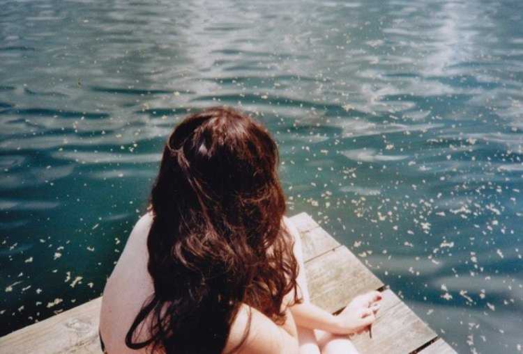Девушка с длинными волосами в воде