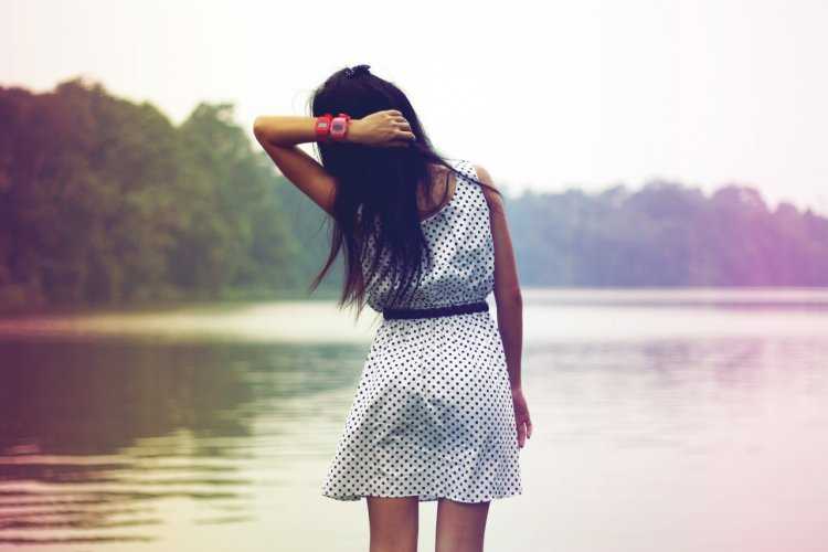 Брюнетка в сарафане со спины