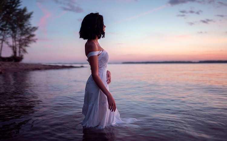 Девушка с каре на море