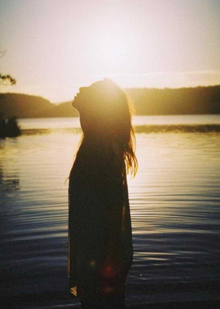 Девушка на озере со спины