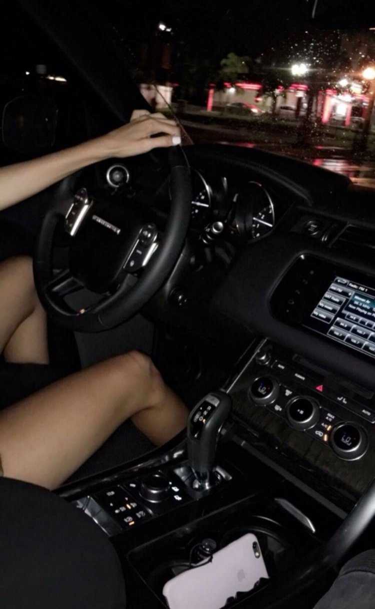 Девушка в машине