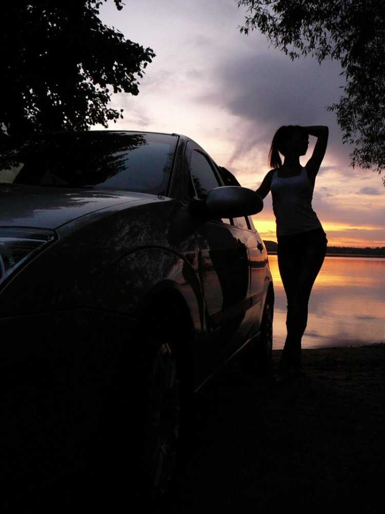 Машина в темноте с телкой